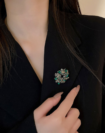 新款气质配饰法式复古淑女范西装旗袍配饰别针叶子花环衣服固定夹